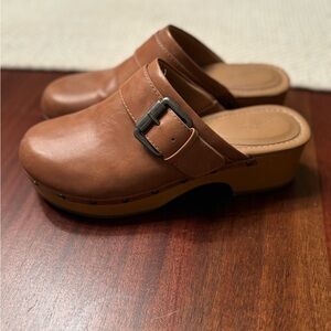 7.5 Universal Threads Clogs